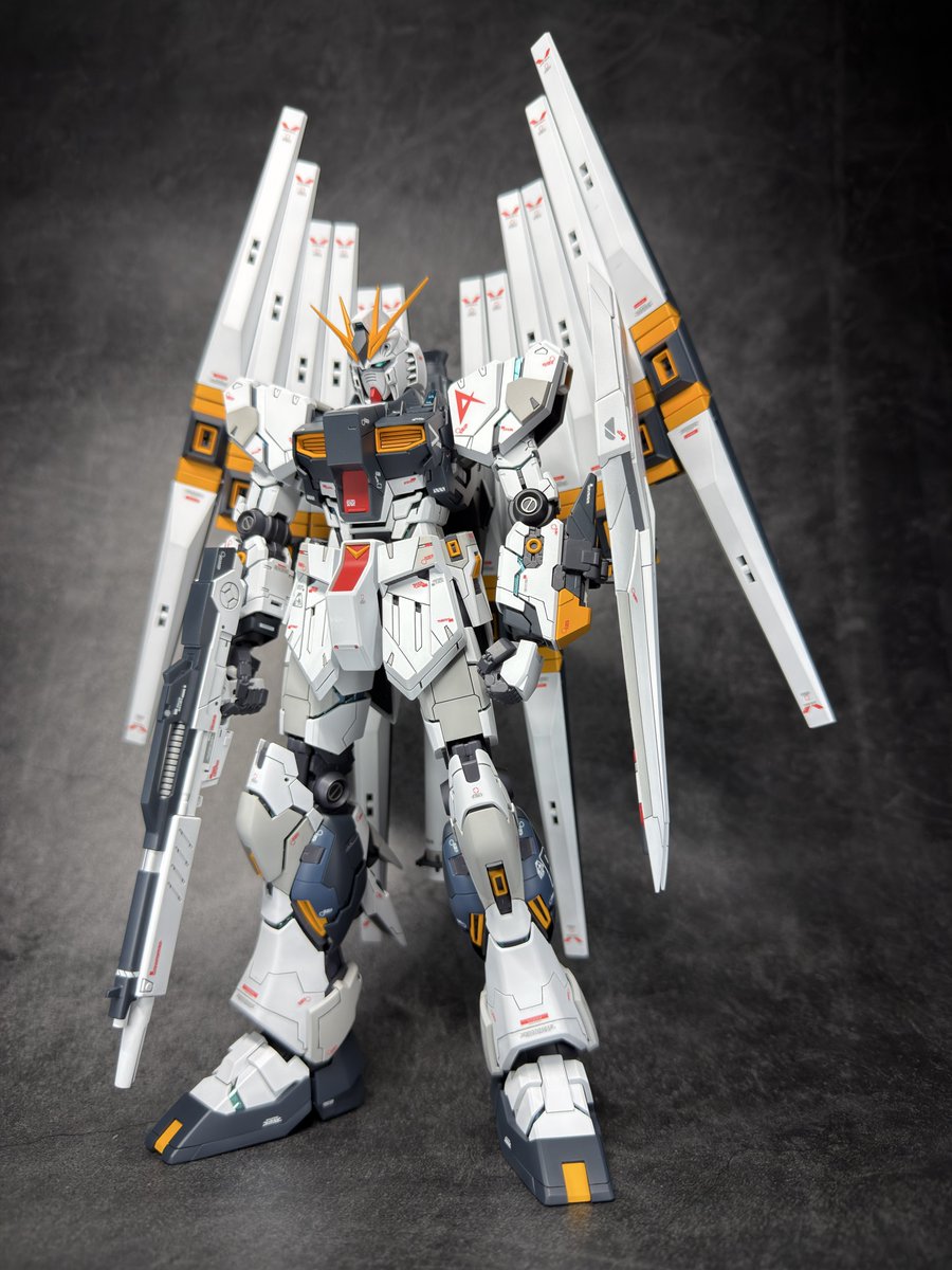 ラスト煽りから

いつもと変わらずヤスリ掛け＆塗装での仕上げになります。
（工作レベル０なんです）

デカールと塗装においてもほぼ説明書通りでの処理で、塗り分け出来る所はチラホラ手を加えたって感じです。

とりあえず初MGはカロリー高めでかなり満腹になりました💦