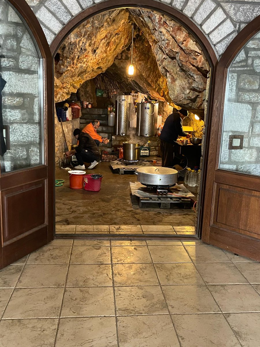 m_athanasios's tweet image. А в пещере кипит работа. Рабы Божии Евангелос, Θеофилос и Θеодорос готовят октаподов на вечернюю трапезу.