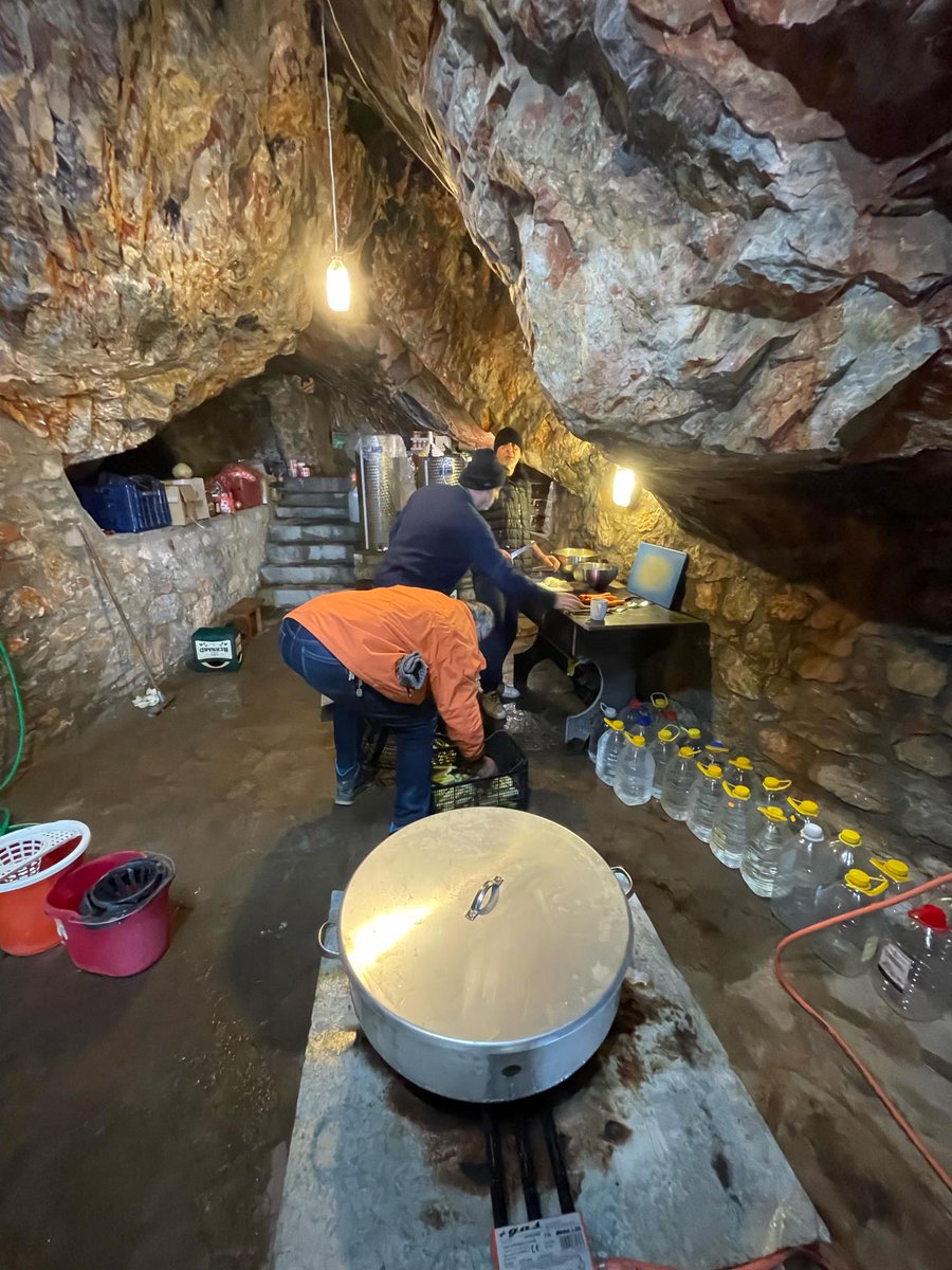 m_athanasios's tweet image. А в пещере кипит работа. Рабы Божии Евангелос, Θеофилос и Θеодорос готовят октаподов на вечернюю трапезу.