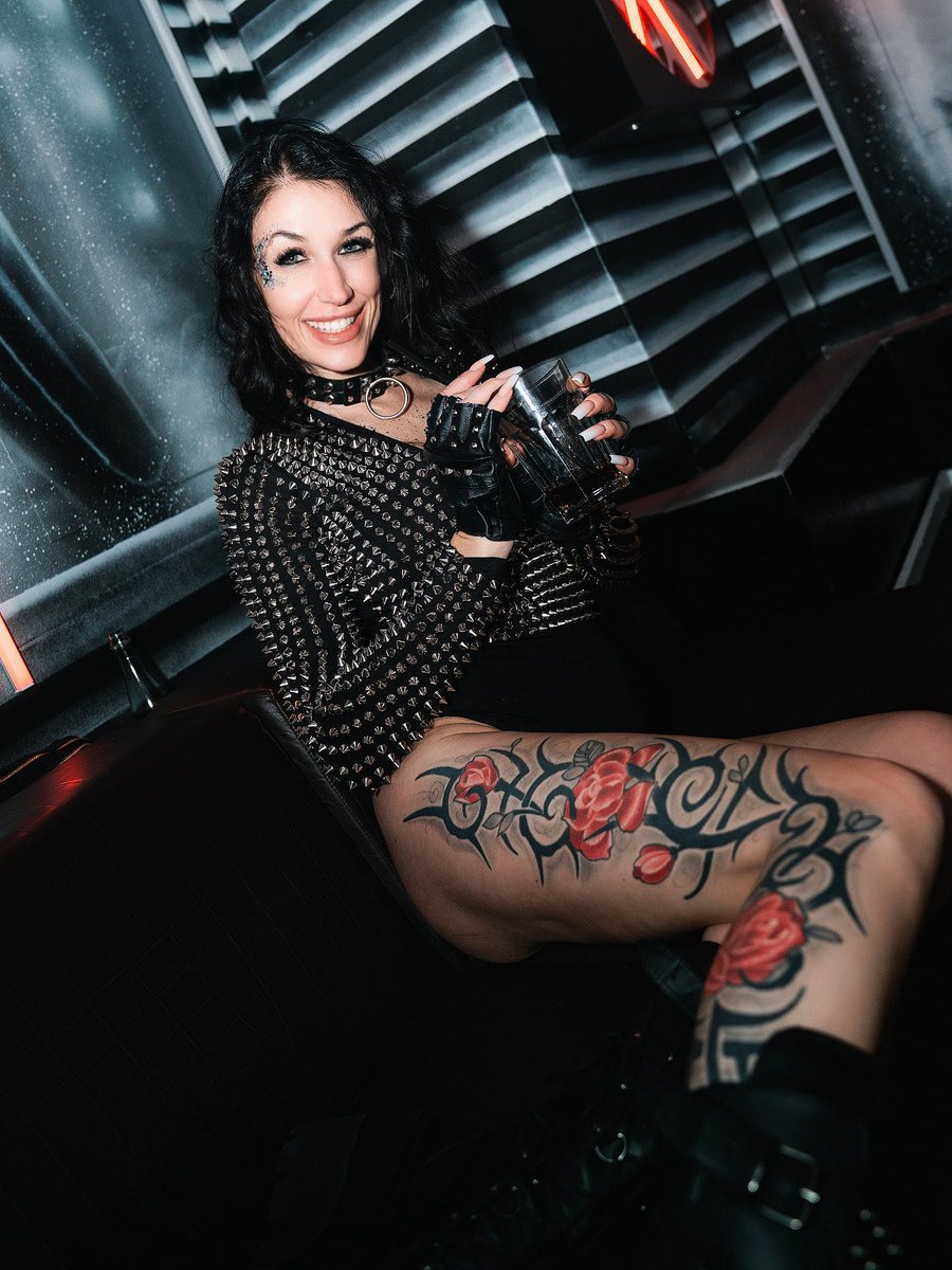 Wir zwei auf einem unserer absoluten Lieblings-Shots von der letzten EINMALIG-Kinky-Party im 102 Club Neuss 🖤🔥
So eine geile Nacht – pure Chemie, intensive Blicke, mega Stimmung und diese unvergleichliche EINMALIG-Family-Energie zwischen uns.
Das Bild sagt eigentlich alles: Wir