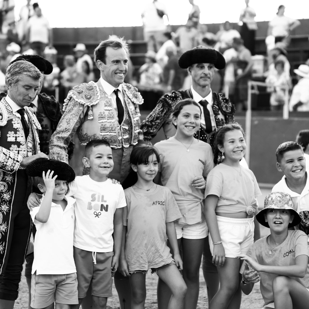 La ONU cree que los jóvenes no deberían asistir a los toros. Pero los jóvenes sin raíces son jóvenes más frágiles.
Necesitamos fiestas que nos unan, nos emocionen y nos hagan felices.
Arrancar a una sociedad sus tradiciones y  su idiosincrasia es lo más duro que se puede hacer.