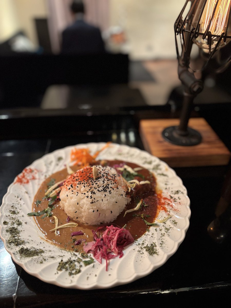 ほとんどジャズ喫茶に行った事のない店主、ようやく有名どころに行く。
カレー目当てでしたのでお昼に。
見た目華やか〜
美味しゅうございました。

行ってから気づきましたがジャズ喫茶というよりジャズクラブなんですね。
次回は夜のバータイムでライブを聴いてみたいです🎵
<a href="/jazzNARU/">NARU Ochanomizu</a>