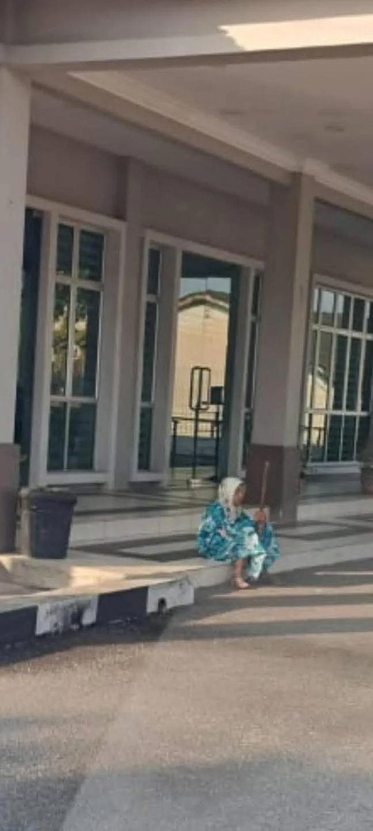 dahfollowbelum's tweet image. Mohon pegawai Baitulmal Perak respon. Kenapa layan warga emas 90 tahun yang uzur macam ni. Kami pembayar zakat sangat marah dan kecewa. Pegawai2 baitulmal dan zakat anda ada amanah dari Allah untuk santuni dan beri hak pada asnaf. Bukan selesa duduk di