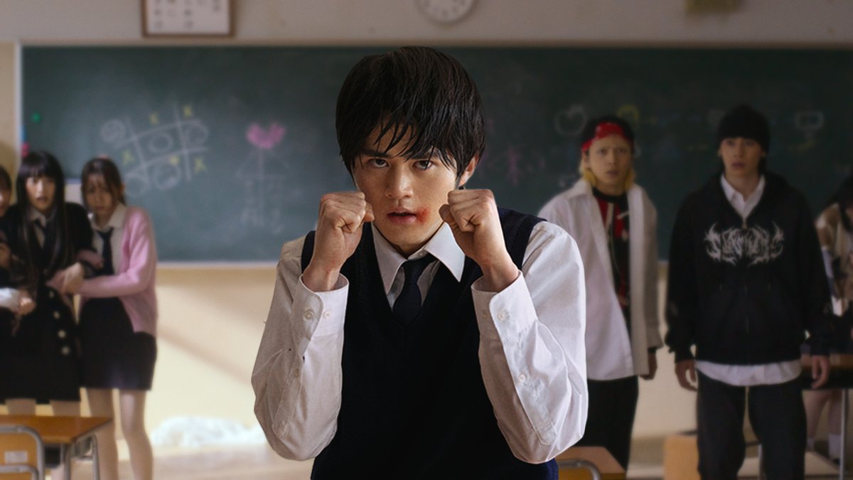 NetflixJP's tweet photo. Netflixシリーズ
『喧嘩独学』
キャスト・スタッフ コメント到着！

◆鈴鹿央士（志村光太 役）『喧嘩独学』は原作漫画を読んでいた作品だったので、オファーをいただいたときは心が躍りました。初めての本格的なアクションにも挑戦することになり、とても大きなチャレンジになると感じました。
原作を読み返し、台本を読み進めるうちに、志村の人を想う優しさや、どんな壁にも諦めずに立ち向かう姿に心を動かされました。志村が経験した辛さや感動を、なんとしても自分の手で形にしなければならないと強く感じました。
撮影期間中は、現場とジム、そしてアクション練習の日々で、とても充実した時間を過ごすことができました。素敵なキャスト、スタッフの皆さんの支えもあり、無事に撮影を終えることができました。志村と同じように、支えてくれる人たちがいてくれたおかげで、最後まで走り切ることができたと思います。
自分にとって、多くのことを教えてもらった大切な作品です。
観てくださる方の背中を押してくれる、アツい作品になっていると思います。Netflixを通して、世界中の方に届くことを楽しみにしています。
ぜひお楽しみに！

◆監督：武内英樹
この作品には、不思議と人を惹きつける“熱”があると感じています。誰かに負けたくない、現状を変えたいという必死さや本気度といった、とても人間的なものです。
その熱量を大切にしながら、素晴らしいキャスト・スタッフと共にNetflix版ならではの『喧嘩独学』を作りました。ぜひお楽しみに！

◆脚本：徳永友一
自分を蔑むあいつをぶちのめしたい。自分の尊厳を守りたい。強くなりたい。その一心で彼らは、不器用に、時に滑稽に拳を振り上げます。しかし、これは決して喧嘩が強くなりたい人たちの物語ではありません。理不尽なことだらけの世界で、ひっそりと身を潜め、生き残るだけで精一杯だった人たち。負け癖がつき、諦めることに慣れ、何も感じないふりを覚えてきた人たちが、自分自身の足で立ち上がる方法を探していく物語です。彼らの“拳”が視聴してくれた人たちの胸に響いてくれたら脚本家としてこれ以上嬉しいことはありません。

◆エグゼクティブプロデューサー：福井雄太
作品を世に届ける時に、私の中で大事にしていることの一つとして、「この作品はこの世界の誰かの明日を変えるきっかけとなりえる作品か」というポイントがあります。
今作は正に、見てくださった方の明日の景色を変えうる作品であると信じています。世の中にはたくさんの理不尽が蔓延っていて、そして優しい人こそそれを我慢し必死に受け入れている。でも、時には心の中で”反逆”を求める瞬間もあると思います。けれど、また優しいからこそそれを我慢する。そんな世界中に溢れている不条理に拳を突き立てる作品がこの喧嘩独学です。鈴鹿さんが演じる志村という人物は単に”勇気”で立ち上がる主人公ではありません。そんなもので変えられるほど”理不尽”というものは甘くはない。しかし、この志村という人物の挑戦は鈴鹿さんの人間味溢れるお芝居がエネルギーを注ぎ込むことによって、誰しもが”応援”と”声援”を投げかけたくなる主人公になっていると思います。そのお芝居を引き出し、そしてこの”理不尽”という根深いテーマを武内監督の世界観が見事に人の心を踊らすエンターテイメントに昇華してくれています。明日、誰かが”決意”を抱いて立ち上がる1日を獲得できる作品になっていると感じています。是非、ご覧になっていただければ嬉しいです。

◆プロデューサー：稲葉直人高校生が喧嘩を配信し、あまつさえ金を稼ぐ。「このご時世にそんなドラマを」とお叱りを受けるかもしれません。しかし、そんな“悪魔の企み”に手を伸ばさざるをえない事情が、彼らにはあったのです。拳を振り上げることでしか変えられなかった、どん底の現実が。いじめ、暴力、貧困——そんな理不尽な世の中に対する「逆襲劇」を、鈴鹿さんたち若いキャスト陣が圧倒的な熱量で演じてくれました。痛快にして感情を揺さぶる青春ドラマができたと思います。Netflixらしい一気見必至のエンタメをお楽しみください。

2026年5月28日世界独占配信！

#喧嘩独学 
#WhatNext #NextOnNetflix #NoNJP26
#Netflix #ネットフリックス #ネトフリ