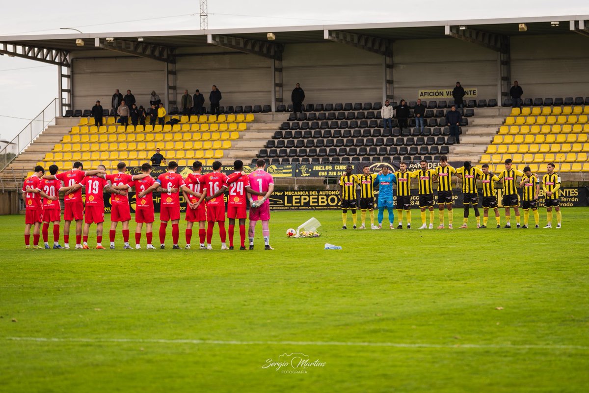 SanRoqueLepe's tweet photo. 🖤 En el día de ayer, antes de iniciar el encuentro, pudimos realizar un homenaje en honor a las víctimas del accidente ferroviario de Adamuz y a Rafael Moreno, quien fuera directivo y presidente del club.

Una manera de mostrar nuestro recuerdo y apoyo a las víctimas, a sus familias y a todas las personas afectadas.
