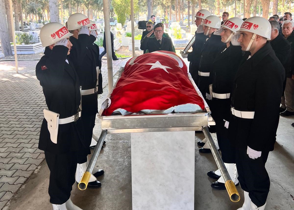 Akdeniz Kaymakamı ve Belediye Başkan V. Zeyit Şener, Kıbrıs Gazisi Salim Coşkun'un cenaze törenine katıldı.

Kahraman gazimize Allah'tan rahmet, ailesine ve yakınlarına baş sağlığı diliyoruz.