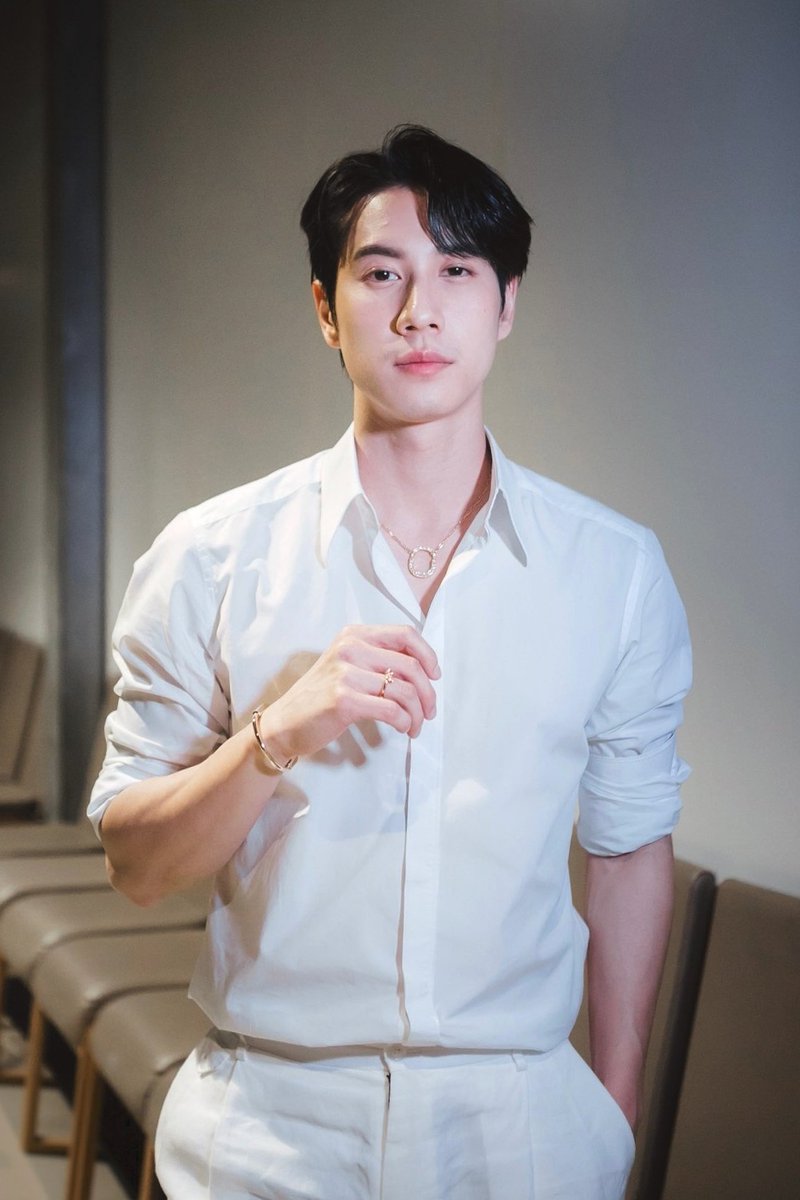 colori_brpp's tweet photo. 𝟭𝟬 𝗗𝗮𝘆𝘀 𝗪𝗶𝘁𝗵 𝗕𝗿𝗶𝗴𝗵𝘁𝗿𝗽𝗽

6. One picture of Bright that I want to use to attract people into the fandom.

Handsome face
Elegant attire
Seductive look

This is Bright Rapheephong 🌞 

#SOLBright #brightrpp #10DaysWithBrightrpp https://t.co/bHR12tephR