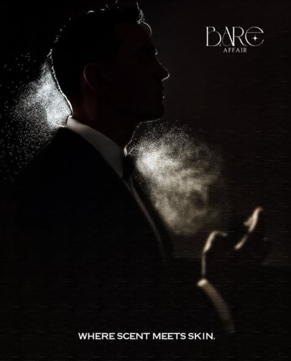 Bare_Affair's tweet image. He doesn’t announce himself.
He arrives. ✨

A pause.
A breath. 🌫️
A scent that finds skin
and stays longer than words.

Bare Affair - Coming Soon ✨

#BareAffair #LuxuryFragrance #QuietLuxury #PerfumeAesthetic #TimelessScent