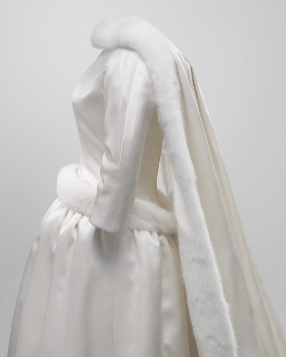 museobalenciaga's tweet image. Si bien no siempre está expuesto, en el corazón del Cristóbal Balenciaga Museoa brilla una pieza que trasciende el tiempo y la moda, uno de los diseños más icónicos del gran maestro de la alta costura. 🧵 👇