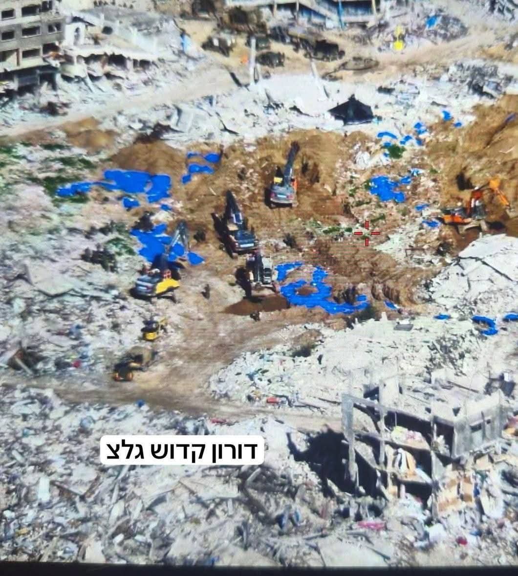 هذه ليست “عمليات بحث”…
هذا انتهاك سافر لحرمة الموت، ونبش للقبور على مرأى العالم.
مئات الشهداء تُدنَّس قبورهم، وتُسحب أجسادهم من تحت التراب،
لأجل جثة جيفة صهيوني واحدة…
هكذا يُعرّي الاحتلال قيمه الزائفة،
وهكذا يسقط الصمت الدولي شريكًا في الجريمة.
الحق واضح، والظلم أوقح من أن