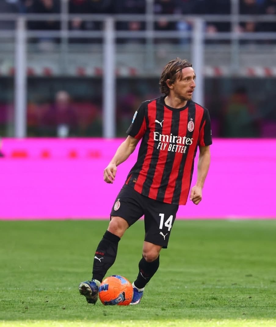 RealMarco94's tweet photo. A 40 anni con l'esperienza e le letture ti riscopri un interditore efficace, perché  Modric è stato anche questo in carriera. Compensi cosi un naturale calo del dinamismo , ci metti una grinta ed un attitudine da campione vero.
Oggi viaggia con il 55 % di contrasti vinti e il 57% di duelli a terra vinti.
Bisogna tornare  alla stagione 17/18 per trovare numeri superiori  a quella attuale.
In tutto questo anche 5.5 palloni recuperati nella stagione 25/26.