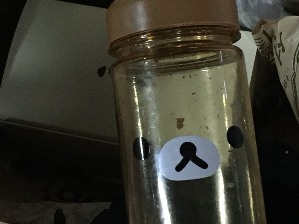 엄마가 원두 담아둘 때 쓰던 리락 통 … 아침에 커휘 내리다가 갑자기 내 생각나서 급하게 들고왓다고 주섬주섬 꺼내는데 뽀뽀할뻔함 !!!!!! ㅠㅠ 안에 원두가루 덕지덕지 묻어잇듬 ㅋㅋ