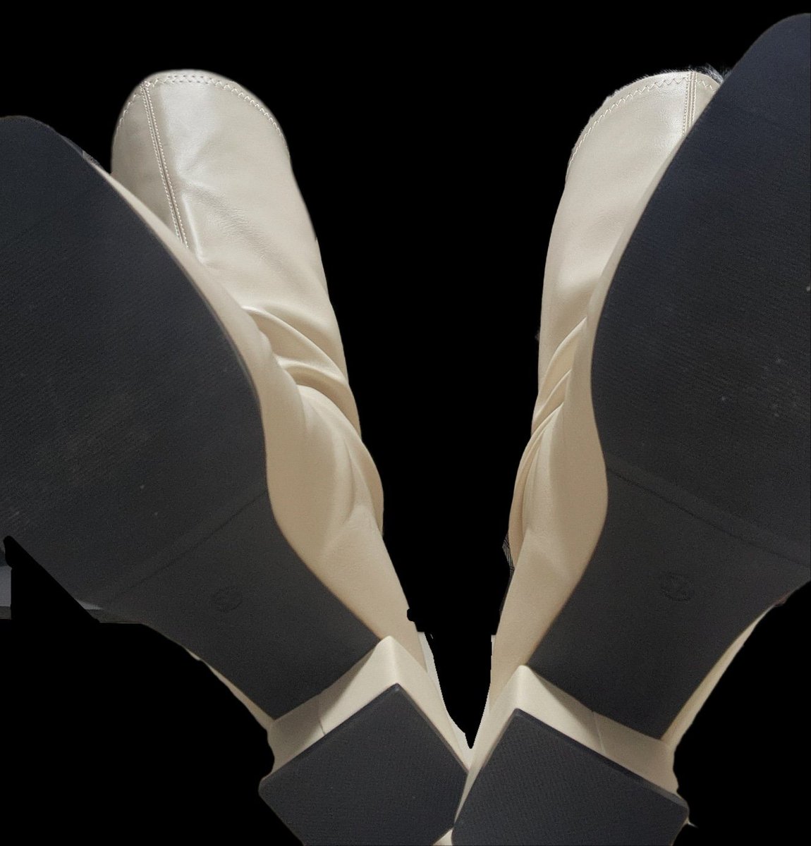 지긋이...

#cd #여장 #보추 #신던스타킹 #신던구두 #구닝