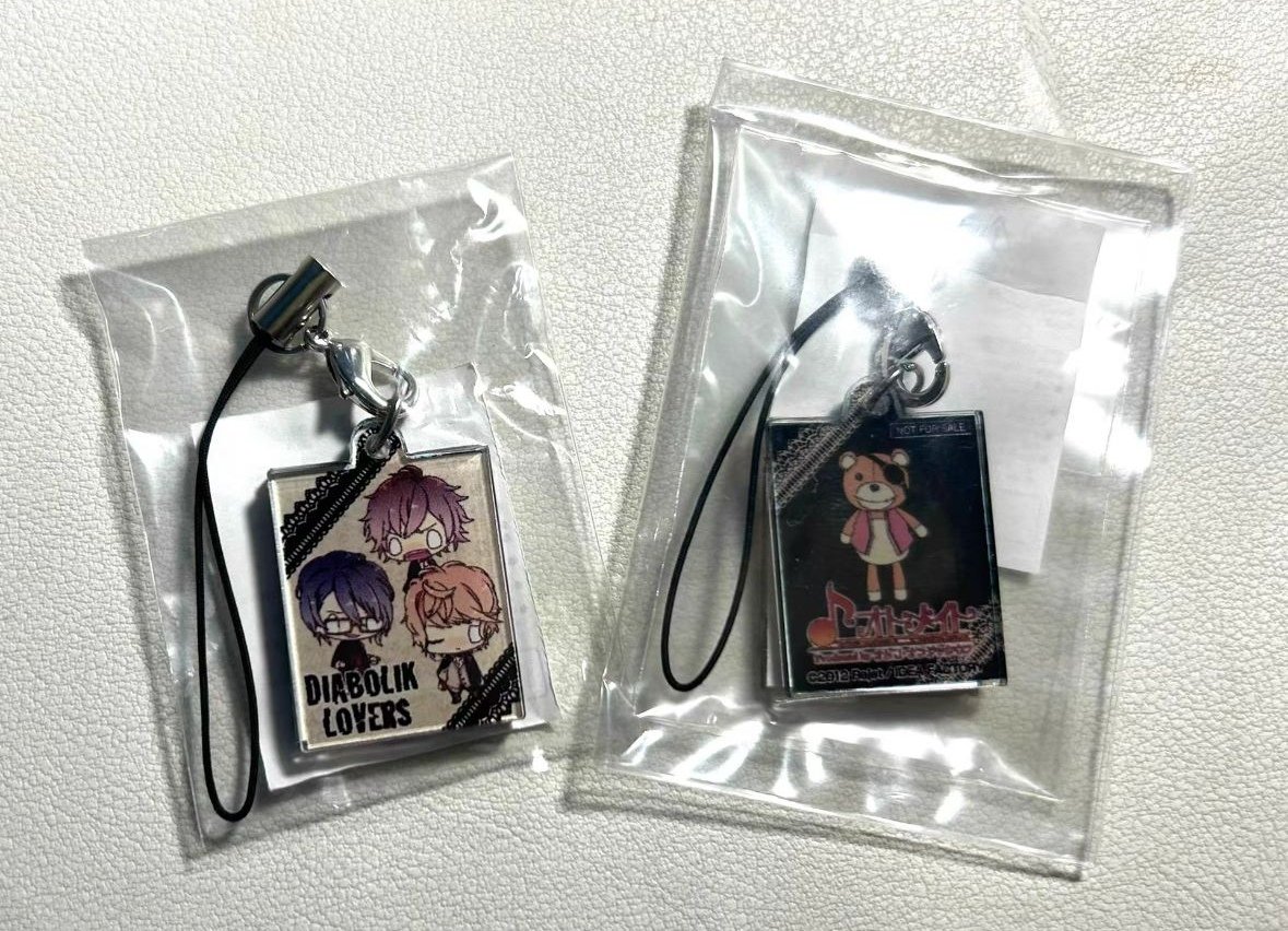 lccccco7710's tweet photo. Does anyone know any relevant information about this? Currently, all I know is that it's a mobile phone chain by DIABOLIK LOVERS and there are eight of them. I really want to know what other designs there are. Take a closer look; below there is ©2012Rejet/IDEA FACTORY https://t.co/evlqzaK1g2