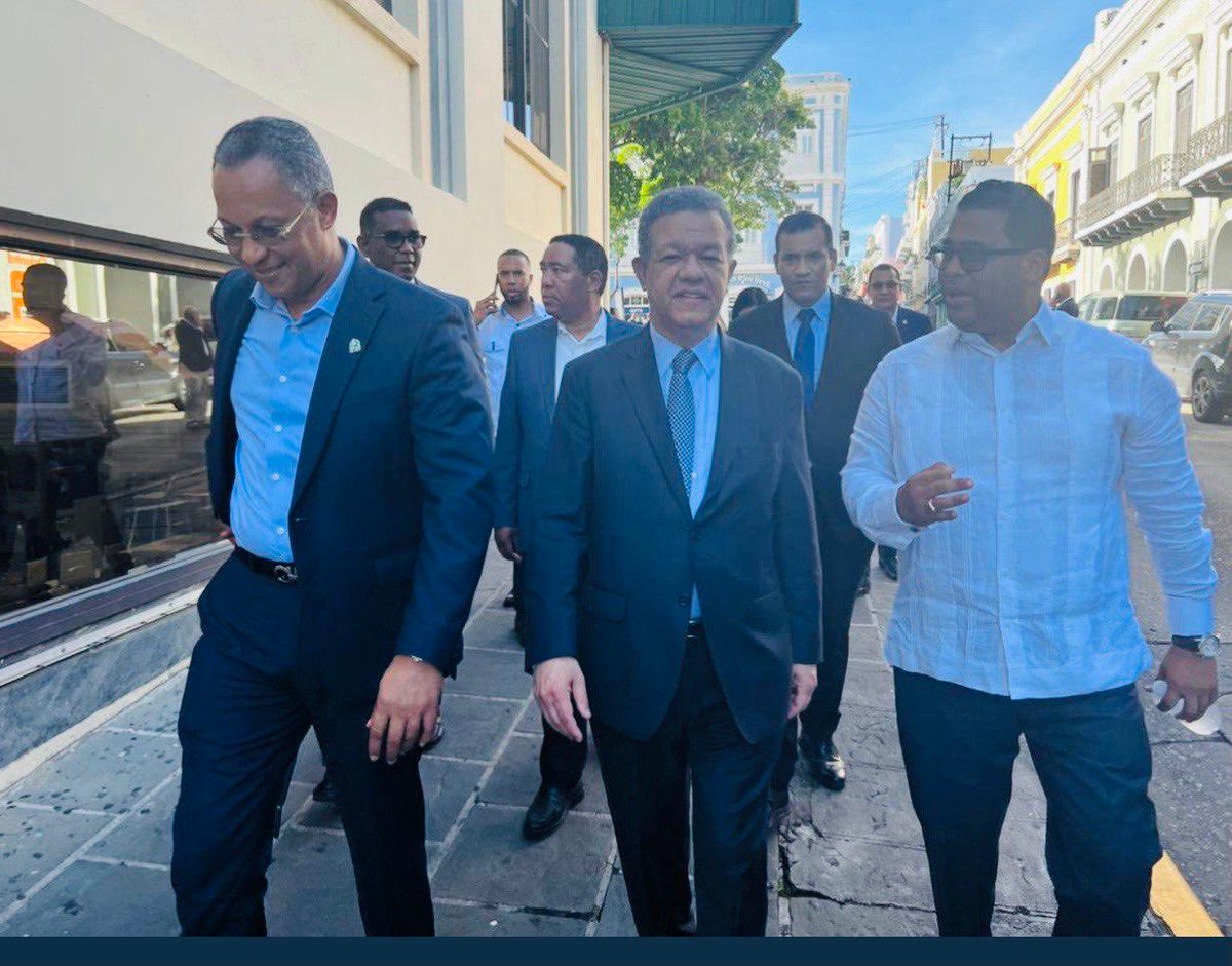 Siempre al lado del líder ⁦<a href="/LeonelFernandez/">Leonel Fernández</a>⁩; estando arriba, estando abajo y en los momentos difíciles, cuando éramos pocos, también, estuvimos a su lado; Calderon, Franklin y Dionis Sánchez acompañándolo ⁦<a href="/FPcomunica/">@Fuerza del Pueblo (FP)</a>⁩ ⁦<a href="/NicolasCaldeG/">Nicolás Calderón</a>⁩ ⁦<a href="/FranklinRod77/">Franklin Rodríguez</a>⁩