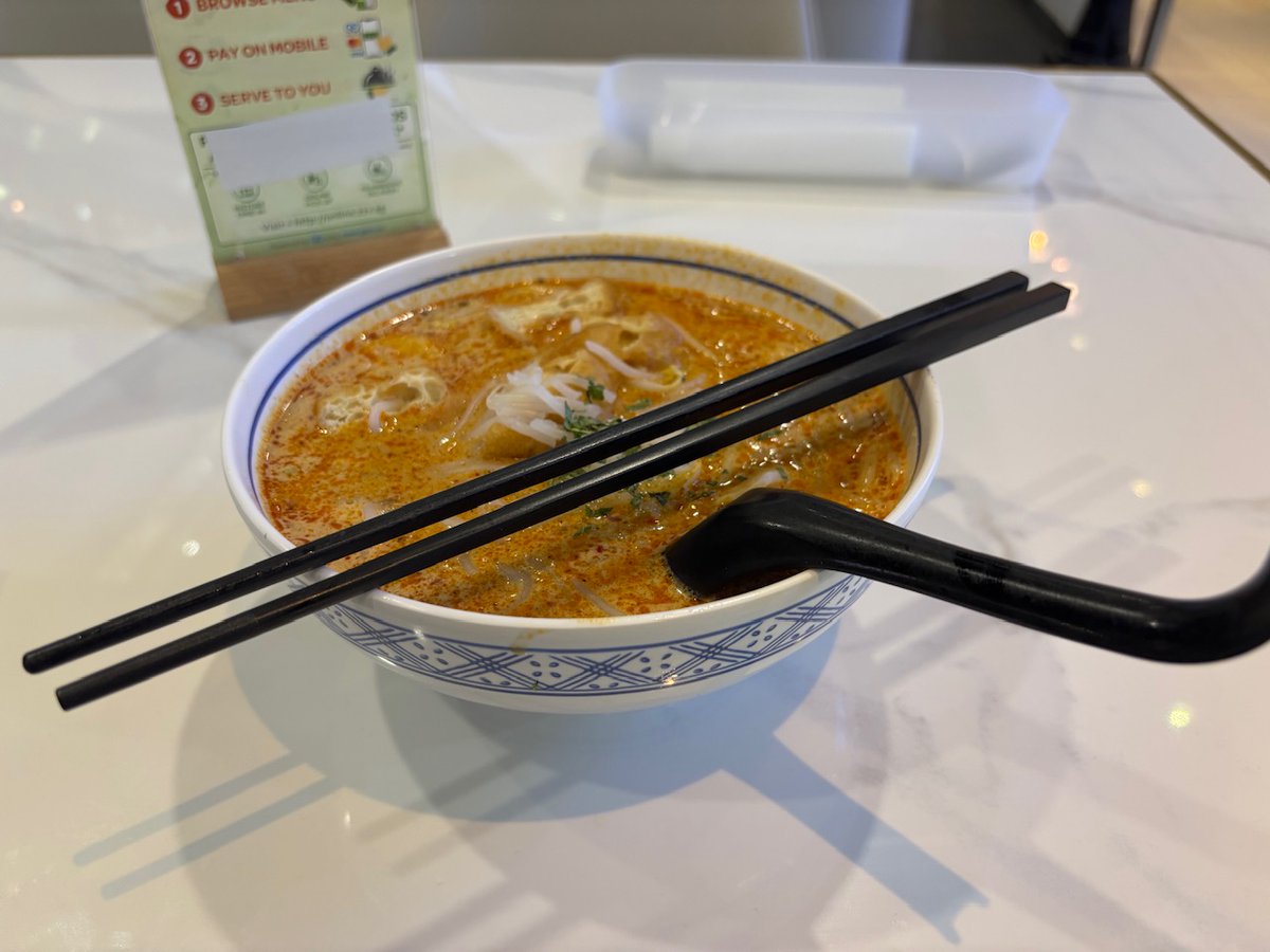 36~7年ぶりにシンガポールにやってきました．住んでた当時は食べた覚えがないラクサが今日の夕飯．日本で売ってるラクサより辛いけど、薄味であっさり食べられます．具材の主役は油揚げみたいなのとマッシュルーム．日本で言うときつねうどん的なポジションなんだろうか？？