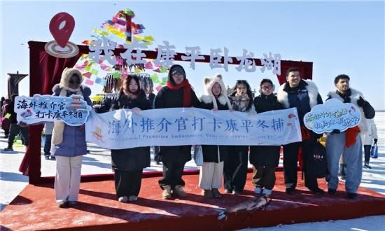 dongbeiyazhich2's tweet photo. ❄️ Massive winter fishing spectacle at Shenyang’s Wolong Lake! 🎣 Intangible cultural heritage wows global guests. Frozen lake, hot fish feast &amp; icy fun unite 100k+ visitors. #WinterFishing #ChinaIceTourism https://t.co/jpOxcPOaab