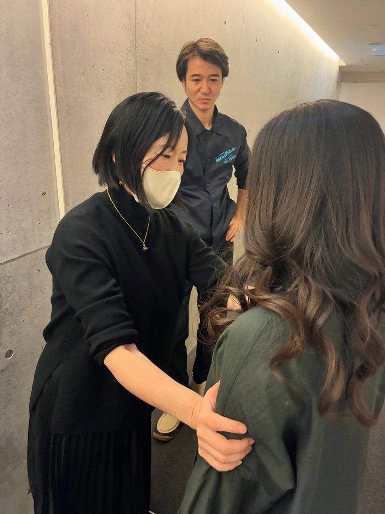 #300歳の誕生日
『最後の最後までノートな二人』
photo by 緒方P
※ノート
演出家が稽古後に出演者やスタッフへ改善点や指示を伝える事

実は両想いなのにすれ違い続けるシェイラとワラビィ。
そんな二人の開幕後も探求し続けたシーンの稽古が突如廊下で始まった時の写真🤣
４コマ漫画みたいでおもろ🤣