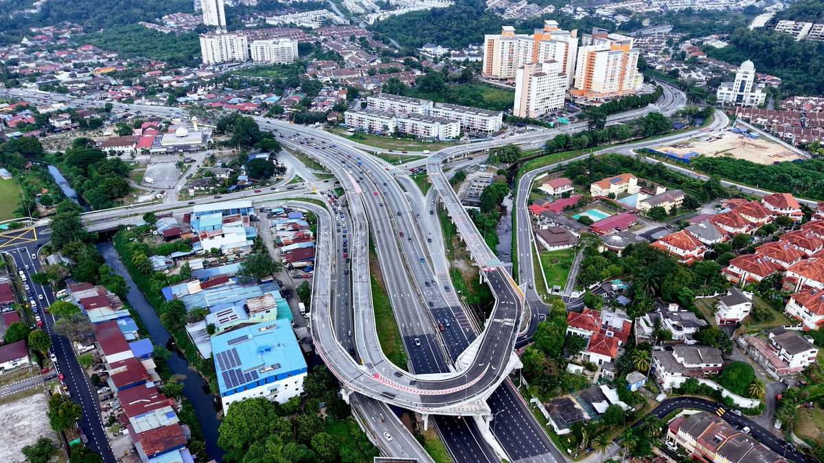 PEMBUKAAN FLYOVER EKVE MRR2 UKAY PERDANA

Akhirnya flyover dekat MRR2 Ukay Perdana ini telah dibuka secara rasmi tengah hari tadi selepas bertahun-tahun mengambil masa untuk siap.

Semoga ianya dapat mengurangkan kesesakan di kawasan sekitarnya.

📷 Fawwaz Media