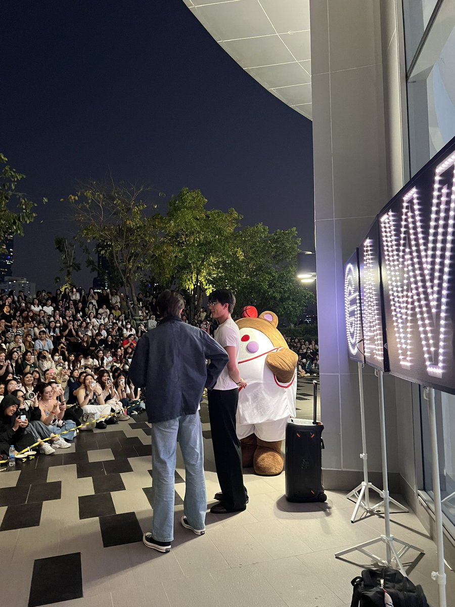 OLF_DreamOn's tweet image. ขอบคุณทุกคนที่มาหา “จอส กวิน และหนู Guinzly” วันนี้มากๆ นะค้าบบบ ดีใจที่ได้เจอทุกคนเลย ฝากติดตามซีรีส์ของพวกเราด้วยน้าา อีกไม่นานแล้ววว  สำหรับวันนี้เดินทางกลับบ้านปลอดภัยนะครับ 🥰💜❤️

#สนามอ่านเล่น2026xJossGawin 
#OnlyFriendsDreamOn 
@Josswayar @gawincaskey @guinzly__gmmtv