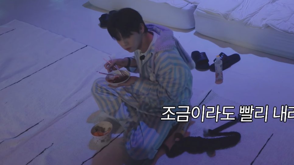 โถ ลูกอ้วมของแม่ พี่ๆสตาฟบอกว่าขอเก็บโต้ะแล้วให้ไปนอนคือจังหวะนั้นมันช้อคมากเพราะกินไปแปปเดียว ก็รีบถือถ้วยขึ้นมาไว้ก่อนละนั่งกินคนเดียวเลยดิ ดูเคี้ยวตุ้ยๆแจ้มโตมาก เมมเบ้อลุกไปกันหมดมันยังนั่งกินแส้บอยุ่5555555555555555555555