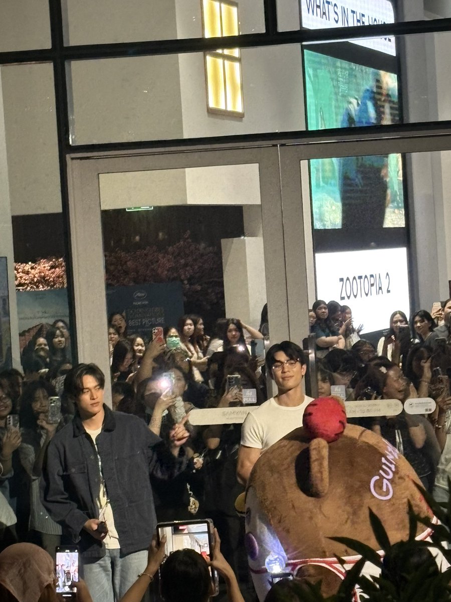 pormpay's tweet photo. รวมพลครั้งแรกกับด้อมจอสกวินและกวินซ์ลี่ น่ารักมากกก พี่จอสหล่อมากกก กวินออร่าสุดๆ🥹😭 #GawinCaskey #JossGawin #JossWayar #GUINZLY https://t.co/2kxkdkPJn2