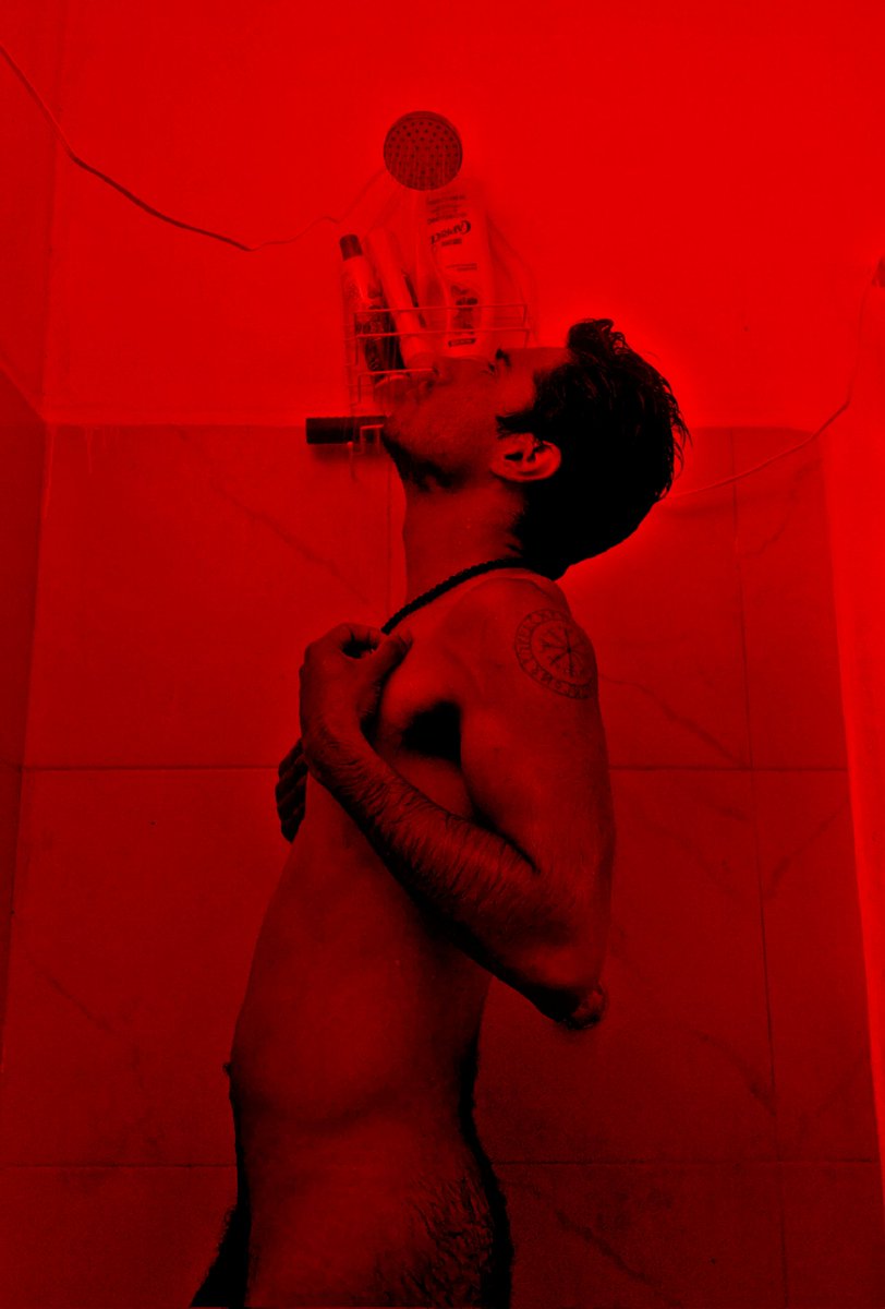 Rufi_cor's tweet photo. Me metí a bañar… y terminé con muy malas ideas 😈🔥🫣💦

#GayAfterDark #GayThirst #ShowerVibes #WetMood #BadIdeas #NoInnocent https://t.co/GnX7kGunPK