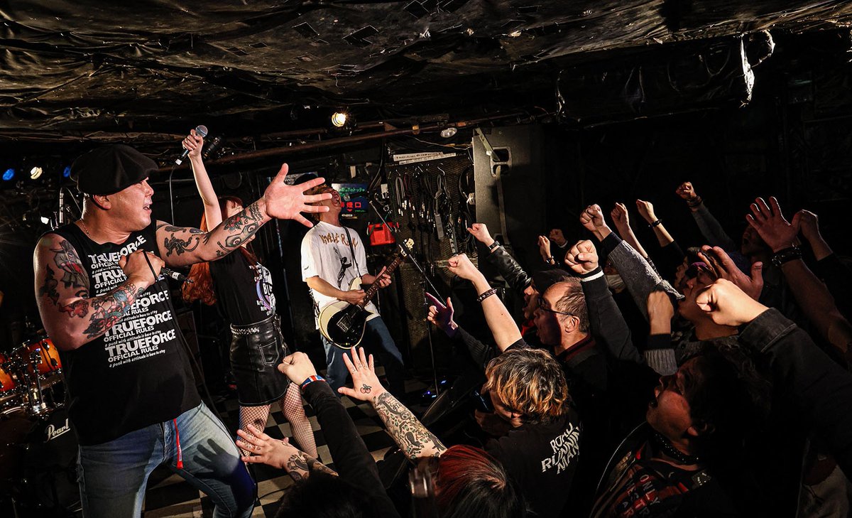 下北沢SHELTER 衝突的精神2026 “BIRTHDAY RULE”
The STRUMMERS 岩田さんの60歳のお誕生日🎂皆で心からお祝いできて嬉しかった🤝外の寒さを吹き飛ばす熱さ皆と共に命燃やせて幸せでした！
集まってくれた皆様、The STRUMMERS、下北沢SHELTERの皆様、ありがとうございました‼️
📷️写真 IWAKAMI KOUICHI