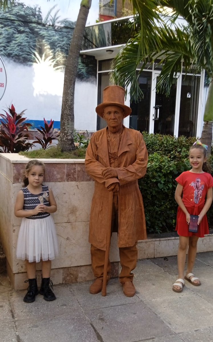 🎭Con imágenes del espectáculo "Gente de barro",  de la compañía D' Morón Teatro, en la clausura de la Jornada Villanueva, este domingo en #CiegodeAvila, iniciamos la mañana.

¡Feliz amanecer, amig@s ! 🌺

¡Que la belleza y la magia del #Teatro nos inspiren siempre!

<a href="/rocdecubano/">Roberto Carlos</a>