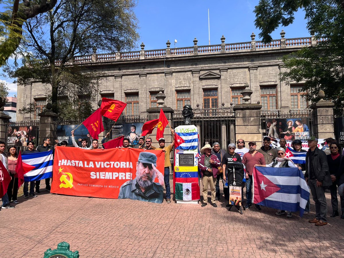 🇨🇺| Agradecemos a todos los que, #JuntosXCuba, reafirman su compromiso con la Patria y exigen el fin de la política hostil de la Casa Blanca contra Cuba y de sus amenazas de agresión a nuestro país.

Cuba no está sola.

¡Venceremos ✊!

#TumbaElBloqueo

(2/2)