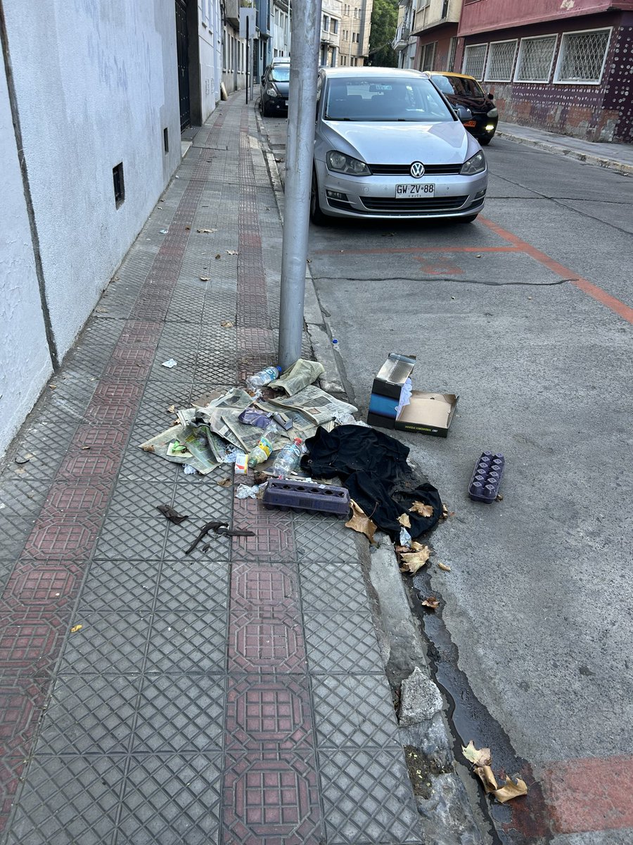 rocameza's tweet photo. Qué pasa nuevamente @Muni_provi ? Calle De Las Claras !  Han pensado que deben poner un contenedor más grande ? ( De hecho había uno antes !) o dos?? https://t.co/2MwX6jwrjk