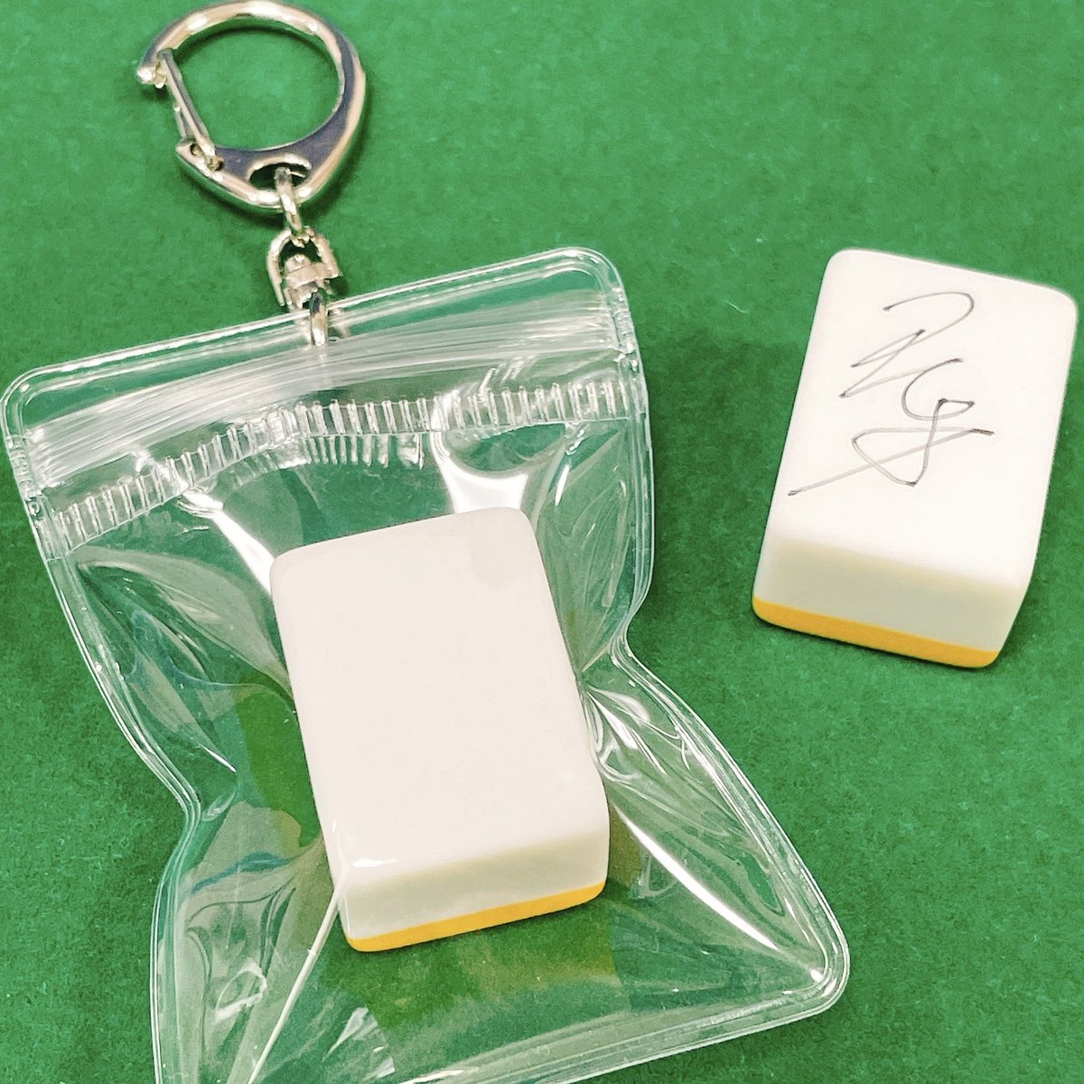 tsuku_toko's tweet image. 【ツクトコ商品紹介】

●サイン用麻雀牌キーホルダー●

ツクトコオリジナルグッズです🀄

通常の麻雀牌へのサインはこすると消えてしまいますが、ツクトコの麻雀牌は表面を特殊加工しているため、消えません🤗

ご注文はこちらから⬇️
tsukutoko.com/products/signm…

#ツクトコ tsukutoko.com