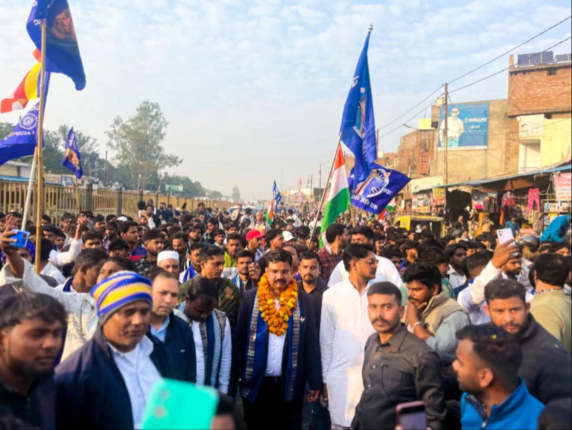 VinayRatanSingh's tweet photo. 🇮🇳 हाथों में संविधान, दिलों में स्वाभिमान 🇮🇳
आज जनपद मुज़फ्फरनगर की पुरकाज़ी विधानसभा में
77वें गणतंत्र दिवस पर निकली संविधान रैली
सिर्फ़ सड़कों पर चलती भीड़ नहीं थी—यह इतिहास, हक़ और भविष्य का चलता हुआ संकल्प थी, जब हाथों में भारत का संविधान था,और तिरंगा शान से लहरा रहा था,
तब हर कदम के साथ बाबा साहब डॉ. भीमराव अंबेडकर
को नमन, श्रद्धा और गर्व अर्पित हो रहा था। यह वही संविधान है
जो हमें बराबरी का हक़ देता है,
जो हमें सम्मान से जीना सिखाता है,
और जो हर अन्याय के सामने
डटकर खड़े होने की ताक़त देता है।
आज हमने सिर्फ़ तिरंगा नहीं उठाया—
हमने संविधान की रक्षा, सम्मान और मजबूती
का संकल्प उठाया है।
🙏 बाबा साहब अमर रहें
📘 संविधान जिंदाबाद
🇮🇳 जय भारत, जय संविधान 🇮🇳