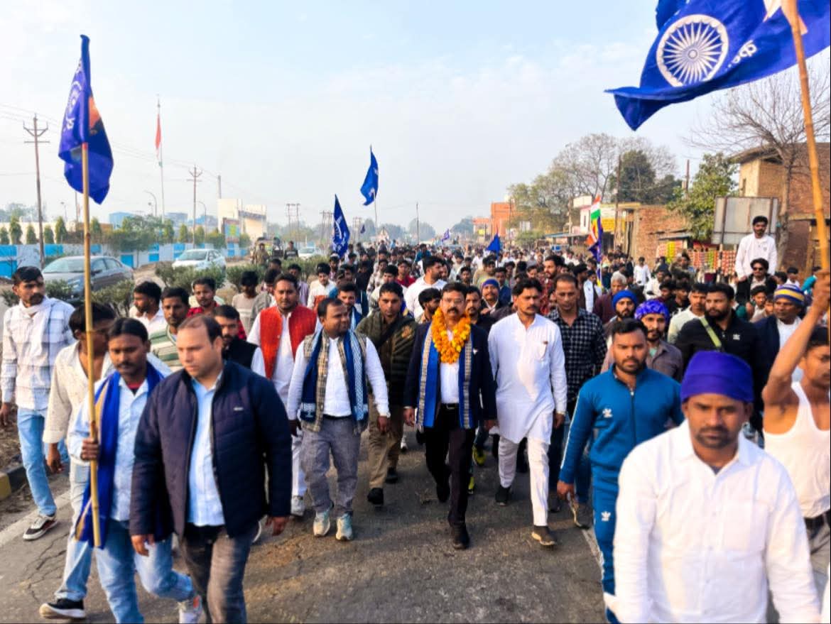 🇮🇳 हाथों में संविधान, दिलों में स्वाभिमान 🇮🇳
आज जनपद मुज़फ्फरनगर की पुरकाज़ी विधानसभा में
77वें गणतंत्र दिवस पर निकली संविधान रैली
सिर्फ़ सड़कों पर चलती भीड़ नहीं थी—यह इतिहास, हक़ और भविष्य का चलता हुआ संकल्प थी, जब हाथों में भारत का संविधान था,और तिरंगा शान से लहरा रहा था,
तब