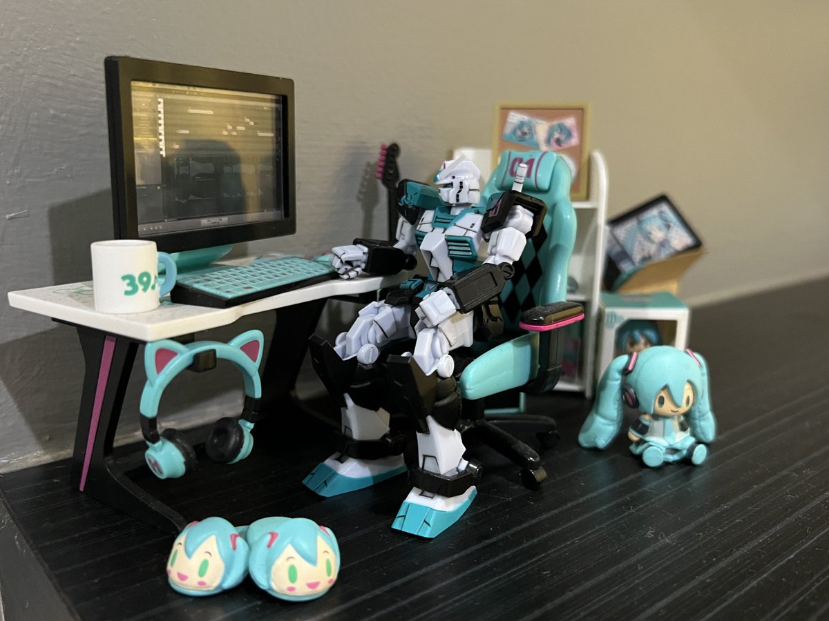 I am back home

This is the first thing I had to check

My Miku corner is perfectly scaled for the RX78