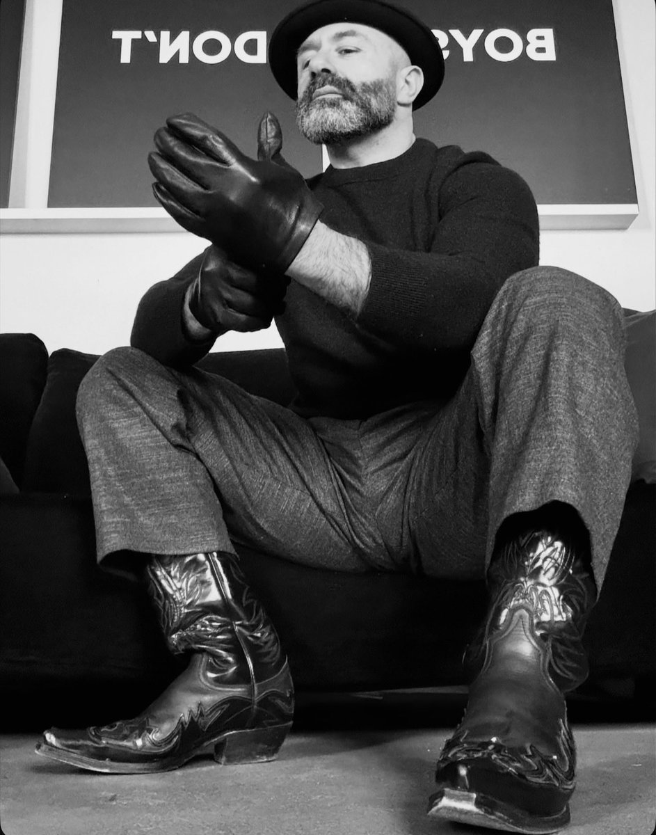 Happy monday my friends #sendraboots #Leathergloves #blackandwhite