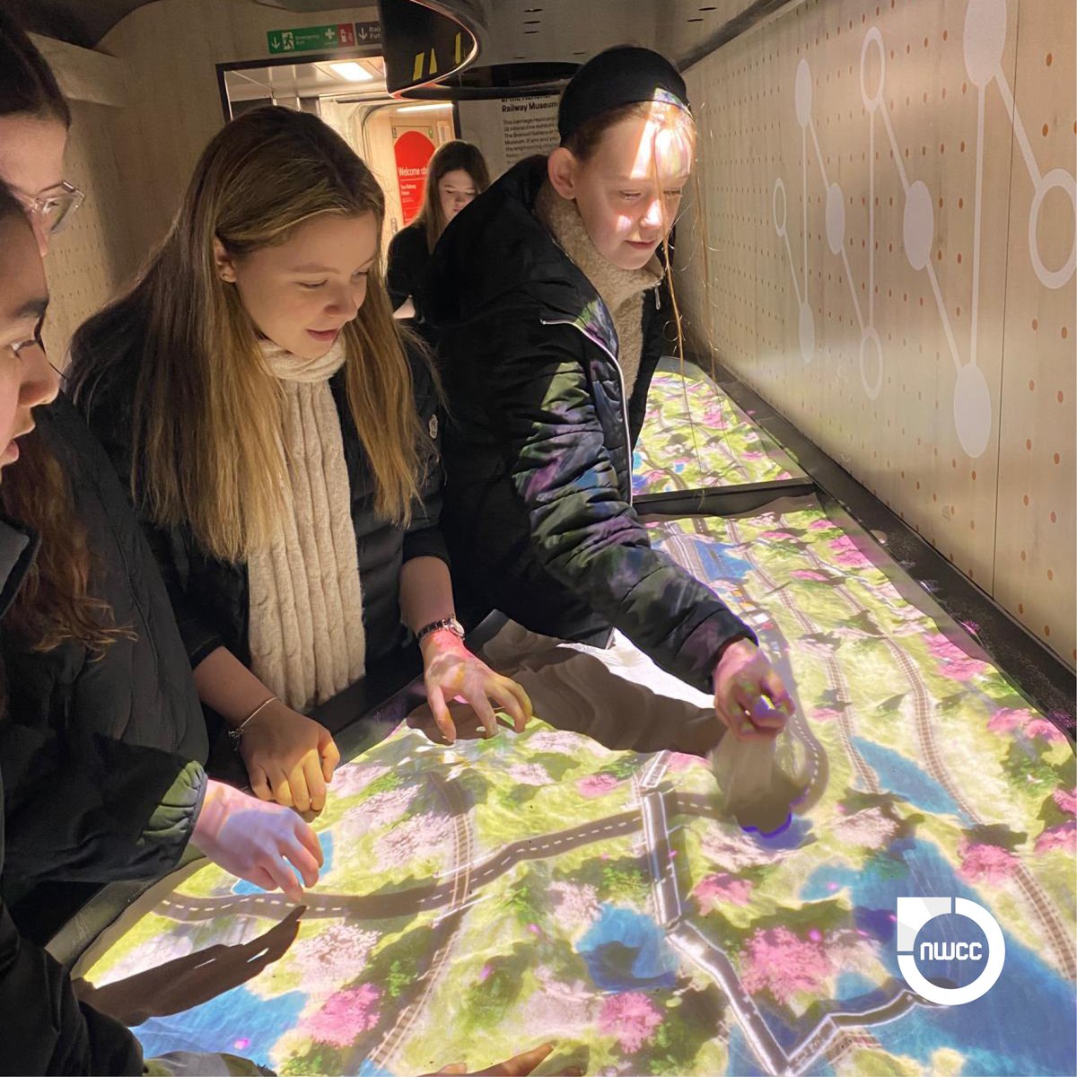 CominoNWCC's tweet image. Pupils from @StPeterPaulPri, Holy Family (Rochdale), @stmonicas and @Abraham_Moss Primary welcomed the #InspirationTrain up north at East Lancs Railway, Bury. Perfect timing as it marks 200 years of rail - packed with science &amp;amp; careers activities!
#CominoNWCC #Rail200 #STEM