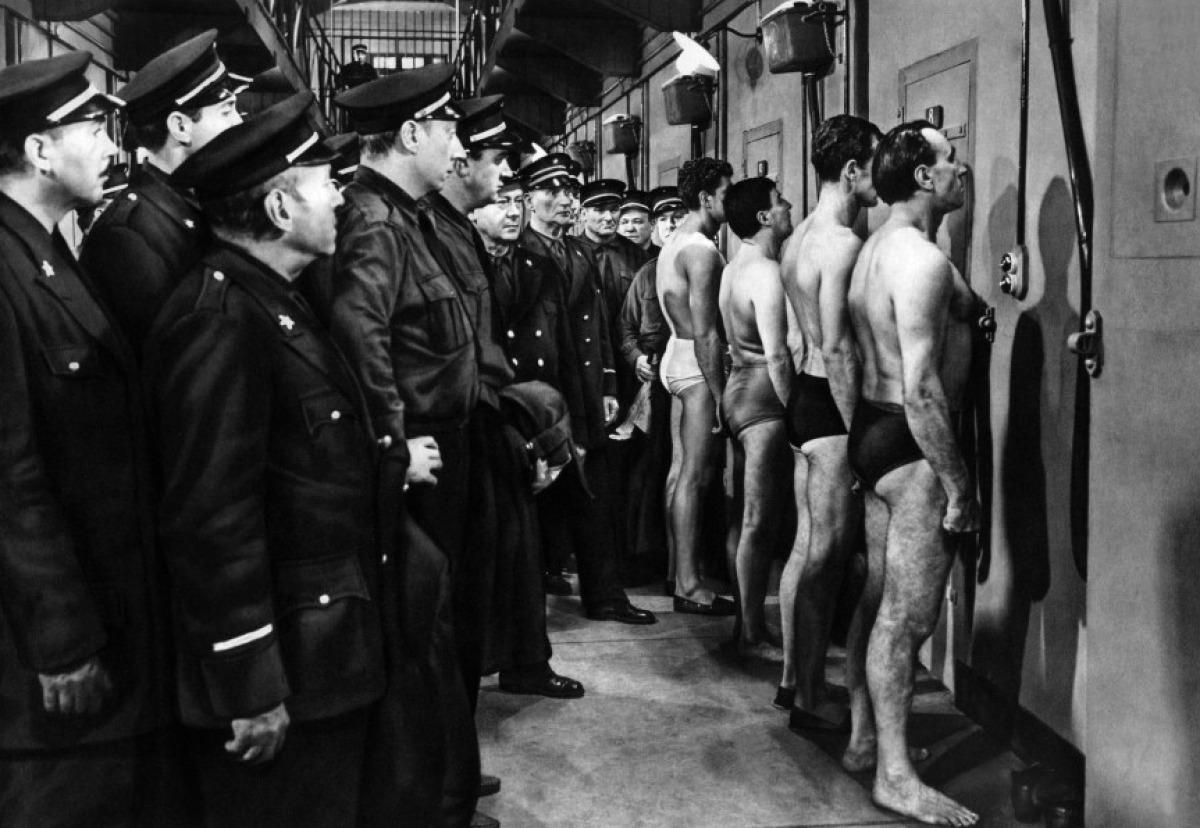 rcrascon's tweet image. #LaEvasión (9/10): Una hª envolvente y un prodigio de ritmo y tensión. Te mantiene siempre inquieto y receloso. Una elegante, sobria y milimétrica puesta en escena. Muy física, compartes el esfuerzo de esa cuadrilla de presos en fuga. Qué cinco actores... Y qué final. ¡Magistral!