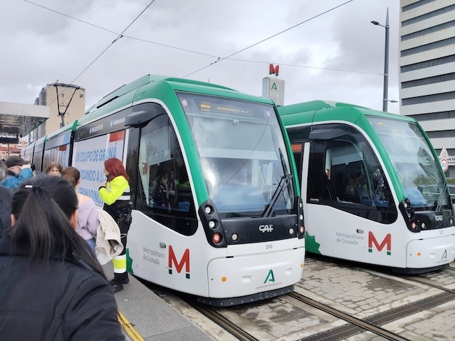 Una avería en el <a href="/MetroGranada/">MetropolitanoGranada</a> obliga al pasaje a bajar en la parada Parque Tecnológico

👉Les recomiendan ir a pie hasta sus respectivos destinos, ante el enojo de los usuarios por la nula información.
elindependientedegranada.es/economia/averi…