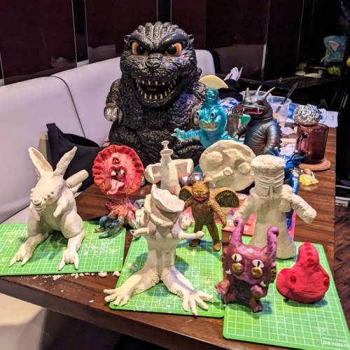 アクリル絵の具を使った色塗りを教わりました🖌逆柱先生に質問したりお互いの作品を見せ合ったり皆でゴジラ映画を見たり、楽しくてあっという間でした🦖
子供は中学に入ったら🏫部活ってこんな感じなのかな？と言ってましたが、大人だからこんなに面白く盛り上がれるのかも。。
#逆柱いみり 先生