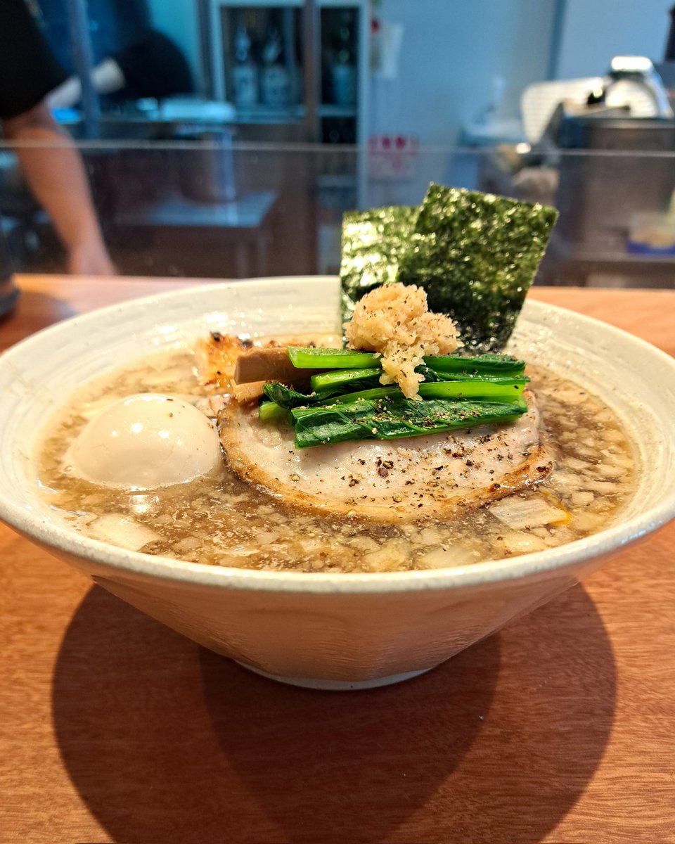 Michinokuseiryu's tweet image. 麺屋 さくら井 @三鷹
【冬の限定】特上もちもち手揉み麺の背脂生姜らぁ麺￥2200＋和え玉＋生卵￥400

昨年食べ損ねたさくら井様の冬の風物詩背脂生姜らぁ麺を久々に頂きました。
凍えた身体を瞬時に温めてくれてめちゃくちゃ美味しかったです！

三鷹に住み乍ら食べ損ねた自分は本当に罪深い奴ですよ🌸