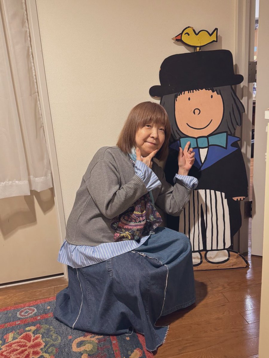 本日はオフィスにてノエルちゃんに見守られながら🤗
55周年スペシャル企画CD💿のミーティングをしました🥰
ワシが所属する日本クラウンさんディレクター・久保ブリュ氏と永きに渡りジャケットデザイン担当してくれてるナスマヨちゃんとね✨具体的な事が解禁になったら勿論お知らせするからお楽しみに🥰
