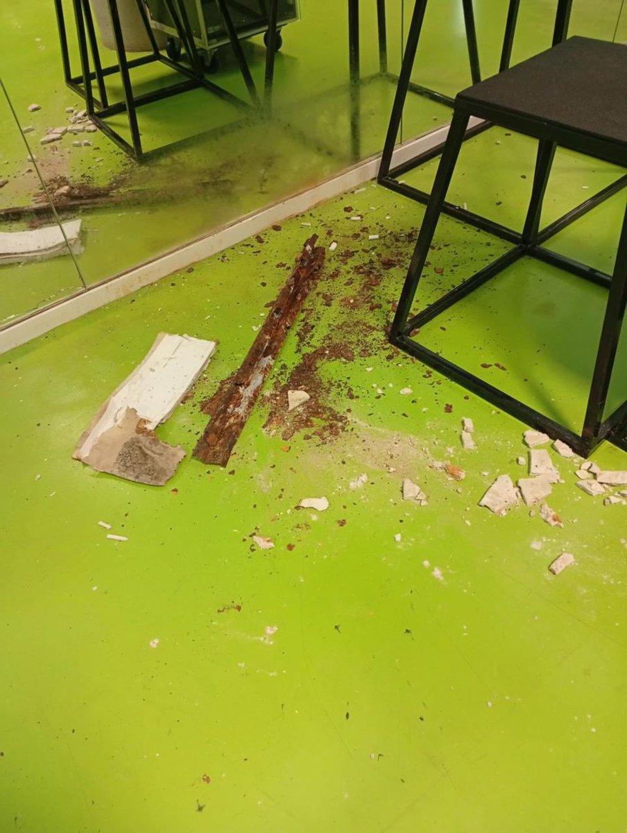 🚨 Esto acaba de pasar durante una clase de zumba en el Polideportivo Virgen del Carmen.

⚠️ Están poniendo en riesgo a los usuarios por la falta de mantenimiento en las instalaciones.

😡 No hay NADA detrás de la política de comunicación y propaganda de Escribano y su gobierno.