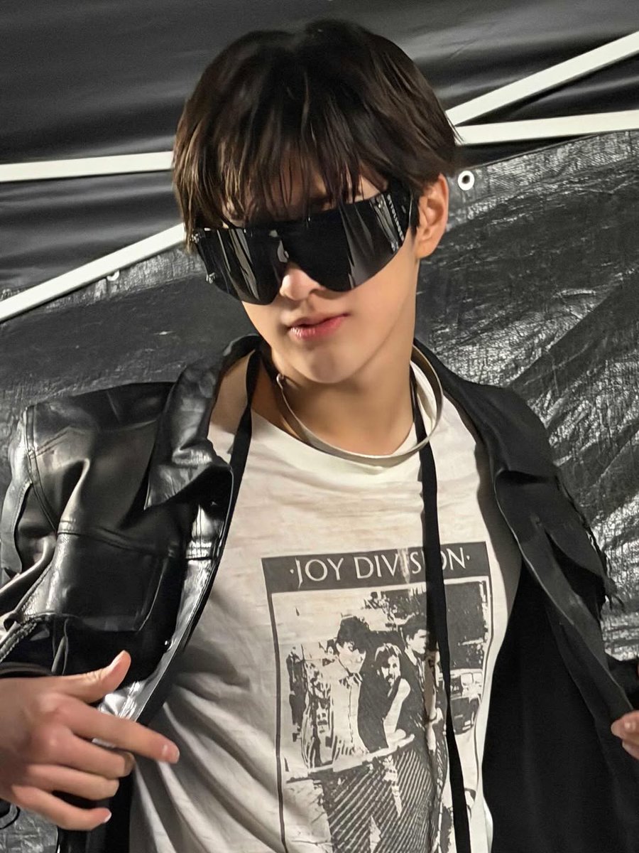 Jonegseong's tweet photo. No plan no script just me and the camera, posing first thinking later and somehow it worked, messy but happy and that’s all that matters, definitely a good night. https://t.co/dEWGjGHcWW