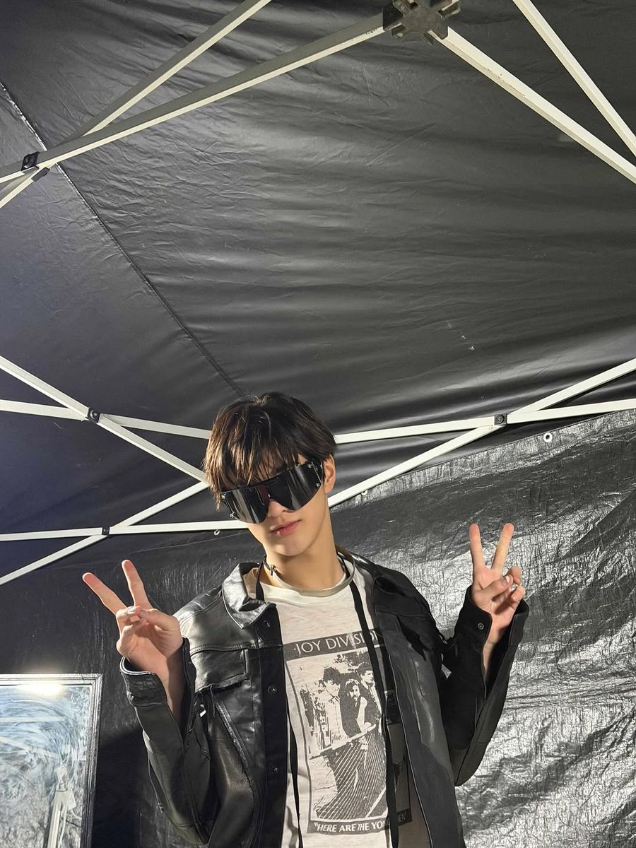 Jonegseong's tweet photo. No plan no script just me and the camera, posing first thinking later and somehow it worked, messy but happy and that’s all that matters, definitely a good night. https://t.co/dEWGjGHcWW