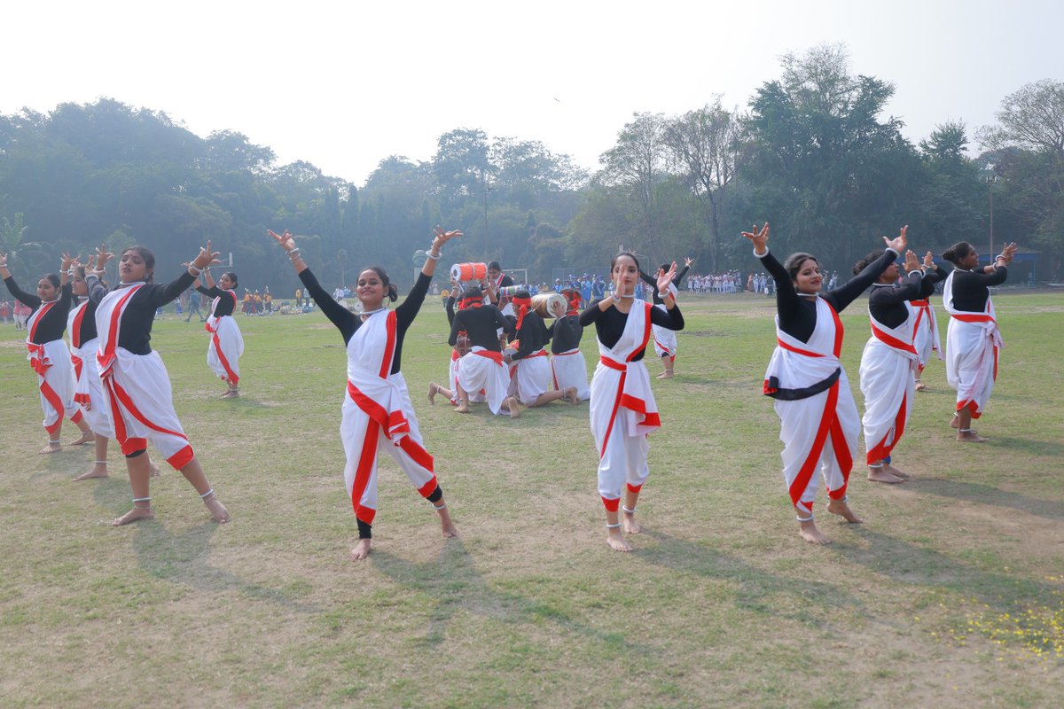 SDICObdn's tweet photo. আজ বিভিন্ন বিদ্যালয়ের ছাত্রছাত্রী ও লোকশিল্পীদের নিয়ে দেশাত্মবোধক সঙ্গীত, নৃত্য,যোগনৃত্য, আবৃত্তিপাঠ ইত্যাদির সমন্বয়ে মনোজ্ঞ সাংস্কৃতিক অনুষ্ঠানের মাধ্যমে বিধাননগর মহকুমায় সাড়ম্বরে উদযাপিত হল ৭৭তম সাধারণতন্ত্র দিবস।
#EgiyeBangla https://t.co/Ly02G0hDZF