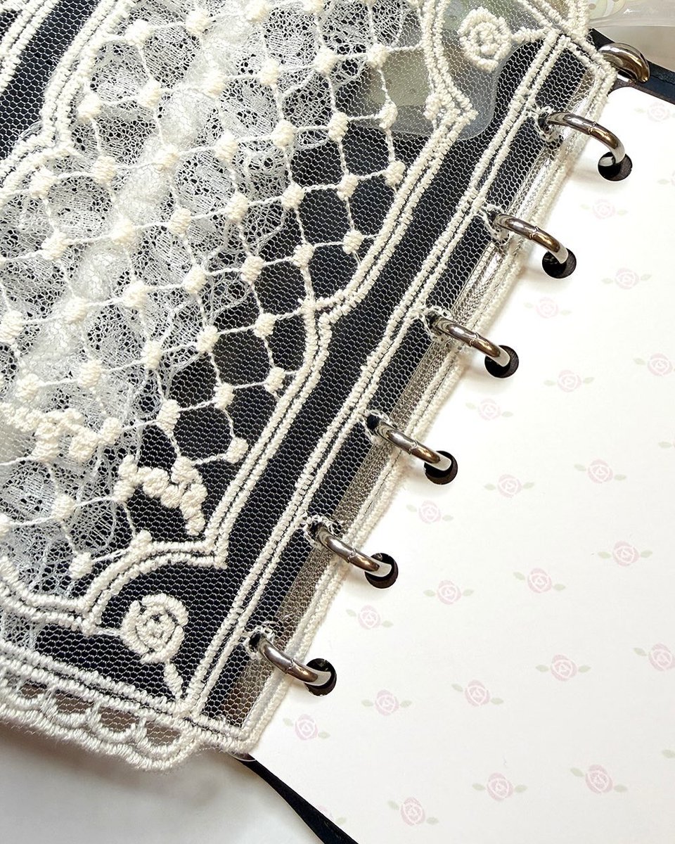Lace A7 Organizer Insert 🤍
레이스로 제작한 A7 6공 바인더용 속지입니다
장미패턴의 엽서와 함께 구성됩니다 

K-일러스트레이션 페어
D-25 슬로우스터프
2026.01.29(목) - 02.01(일) 
11:00-18:00
코엑스 D hall