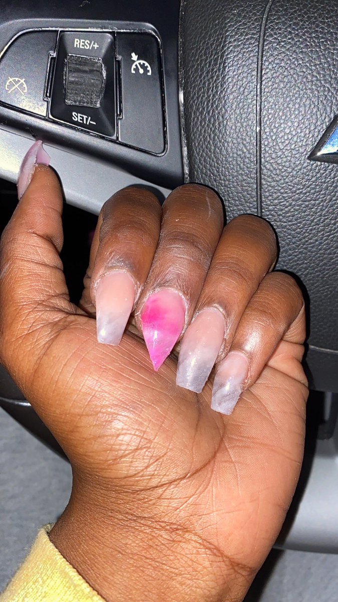 liarofred's tweet image. Y’all I just paid this girl to freestyle my nails. I have no words.