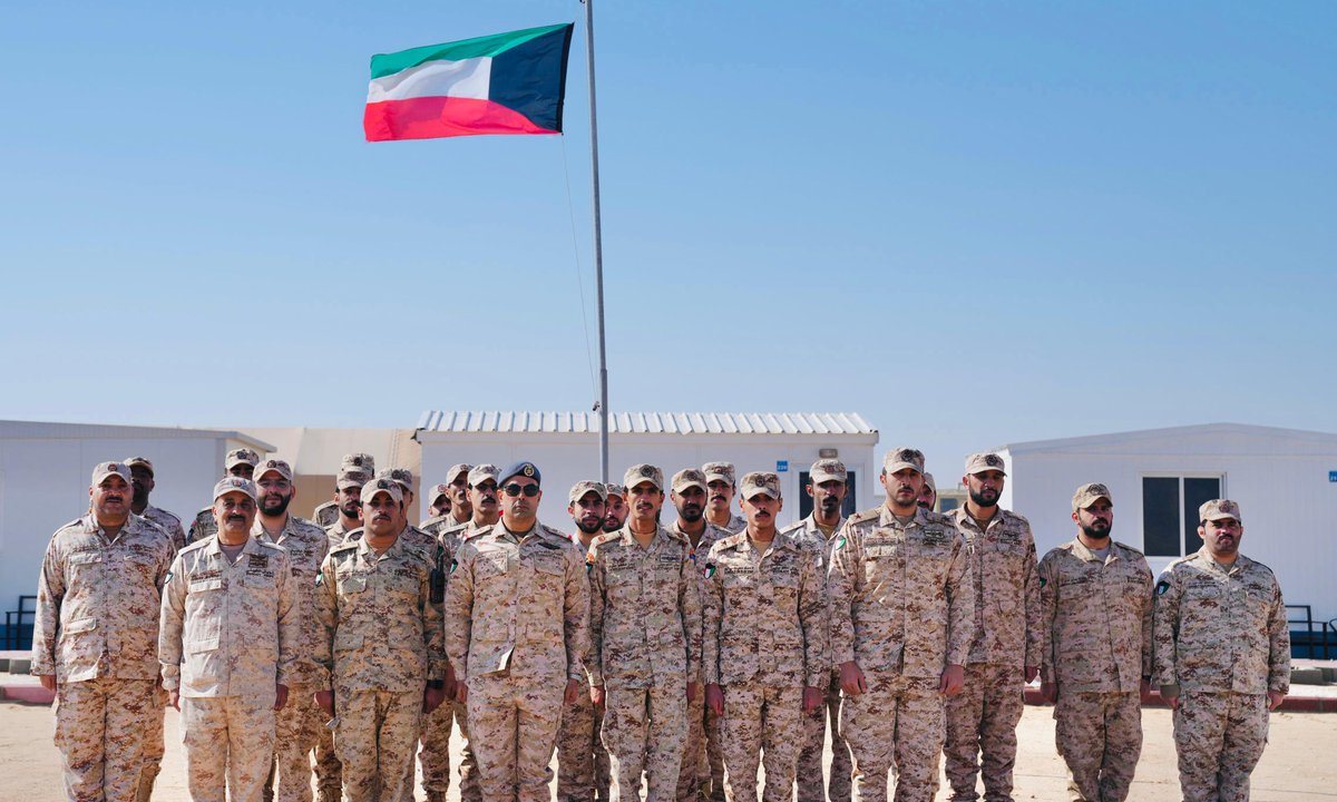 KuwaitArmyGHQ's tweet photo. قام سعادة #نائب_رئيس_الأركان العامة للجيش اللواء الركن طيار صباح جابر الأحمد الصباح، صباح اليوم، بزيارة تفقدية إلى عدد من المواقع التابعة للجيش الكويتي في المنطقة الشمالية.

اطلع سعادته خلال الزيارة على آلية سير العمل في المواقع الميدانية ومستوى تنفيذ المهام العملياتية بما يسهم في رفع مستوى الجاهزية والكفاءة والأداء في هذه المواقع.

#الجيش_الكويتي