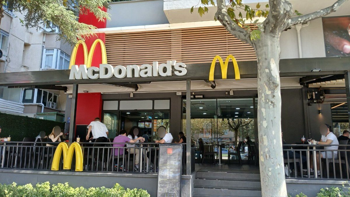 Tüm Türkiye'de Mc Donald's seviyesinde burger yapabilen 4 5 dükkan var. Ciddi yol yapıp oralara gitmiyor ve aynı zamanda ''Mc Donald's ne yaa'' gibi cümleler kuruyorsanız malesef burger değil bok yiyorsunuz.